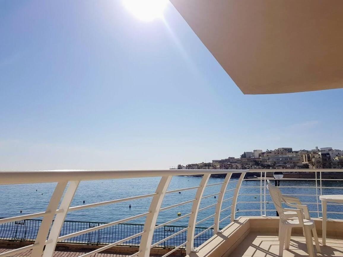 Riviera Holiday Apartments - Seafront - Wifi مارساسكالا الغرفة الصورة